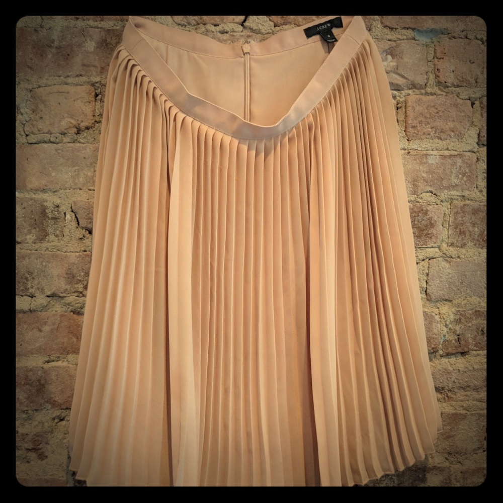 Pleated pink skirt